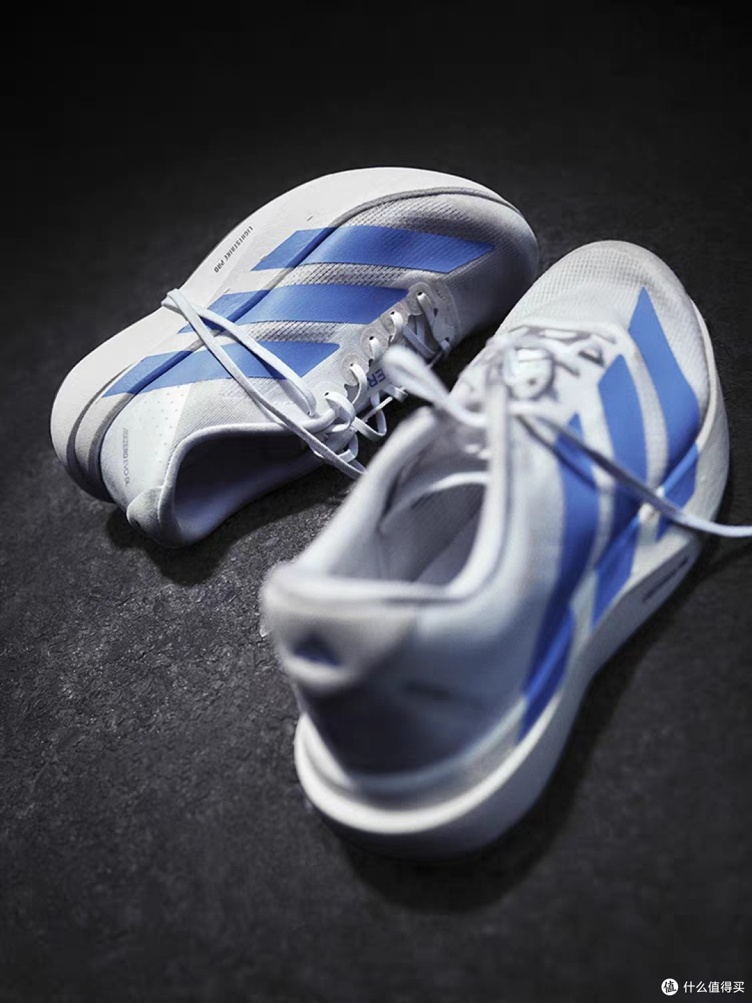 阿迪达斯Adizero Evo SL：超轻透气竞训跑鞋