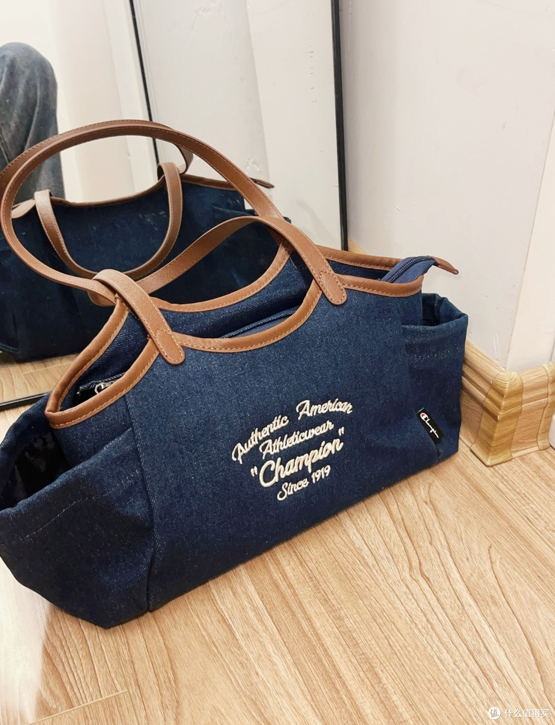 牛仔托特包:Champion Bat Baguette Bag SS25 墨蓝色手提包
