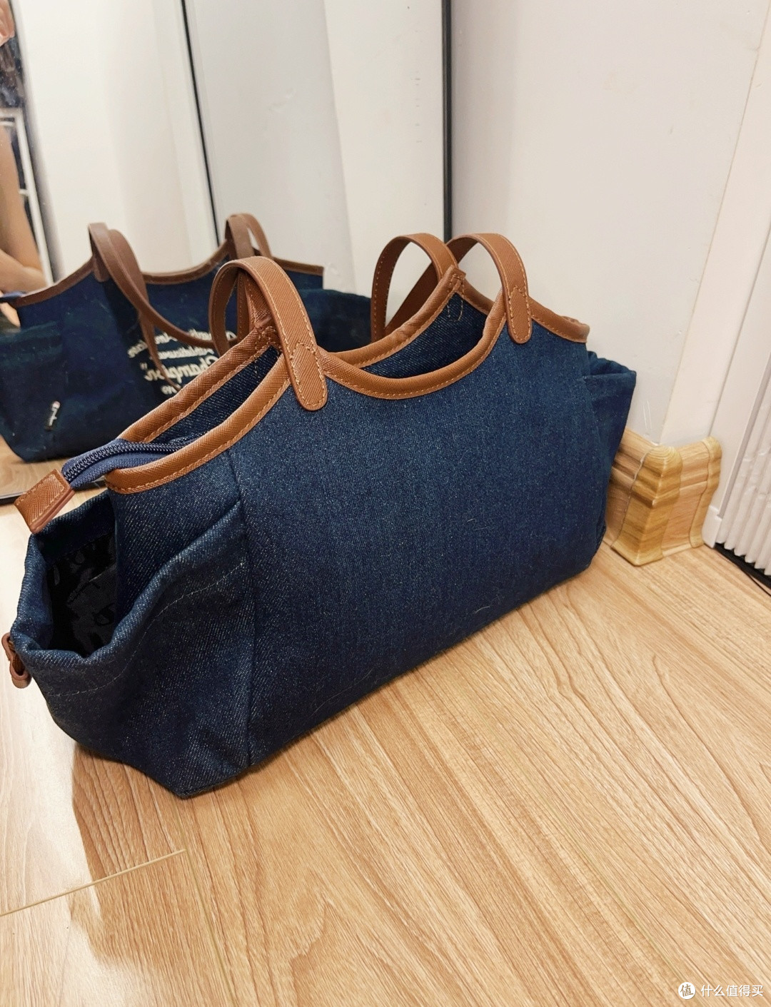 牛仔托特包:Champion Bat Baguette Bag SS25 墨蓝色手提包