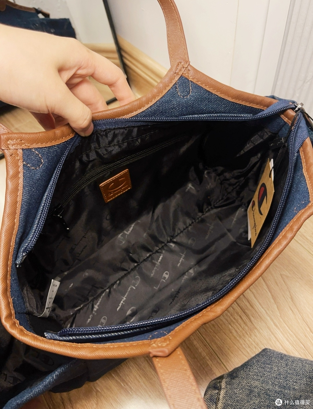 牛仔托特包:Champion Bat Baguette Bag SS25 墨蓝色手提包