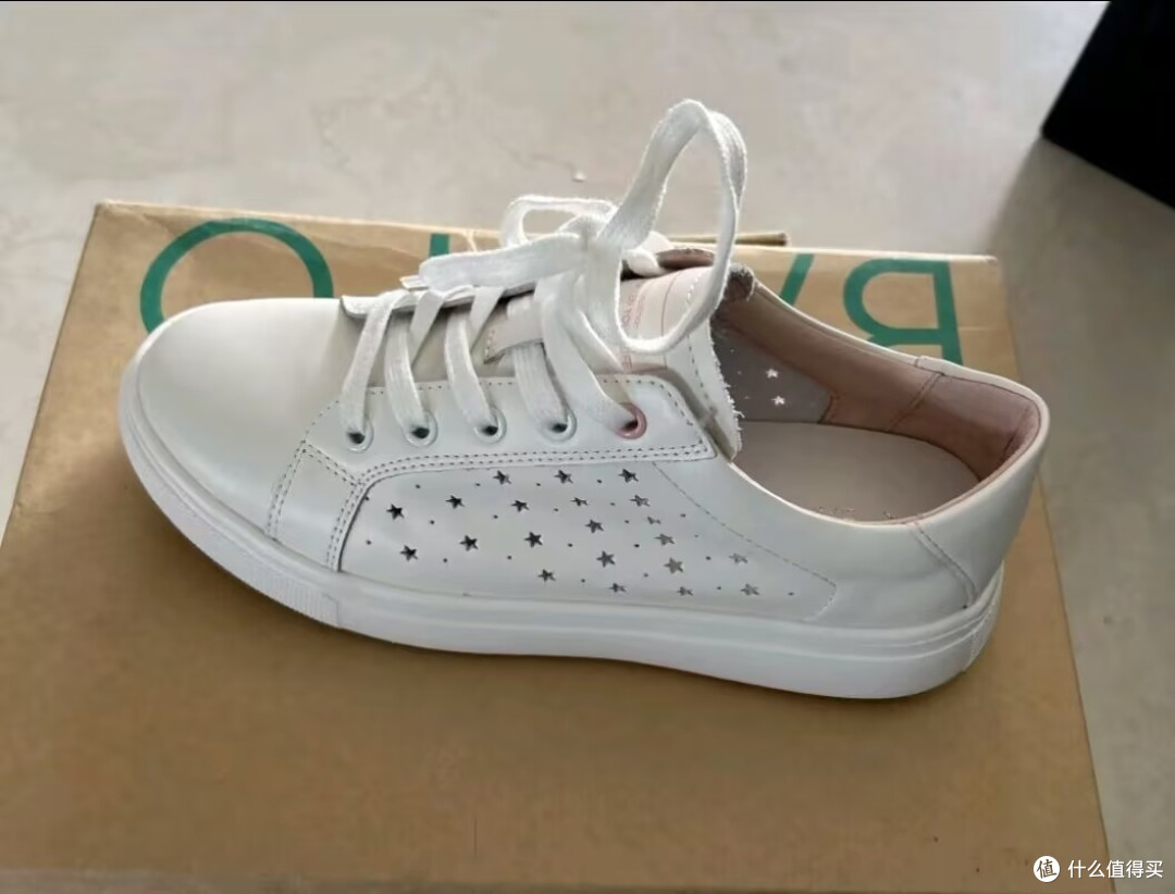 商场同款小白鞋,轻松穿出休闲感