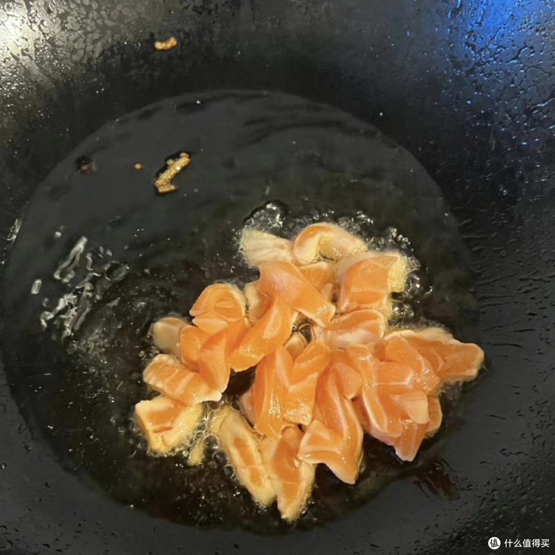三文鱼边角料 + 隔夜饭 = ?邻居砸门求教程的销魂炒饭?