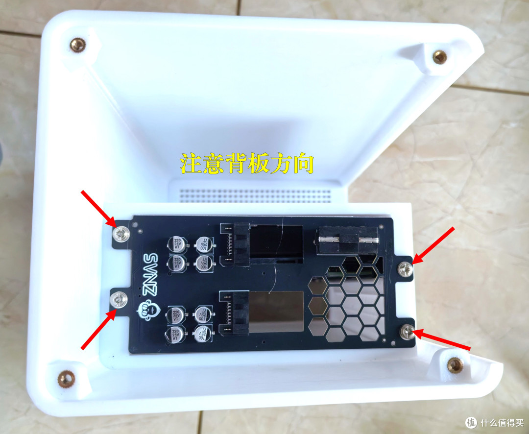 将背板安装到机箱里，注意安装方向，因为螺丝孔对称，反了也能安装，但是硬盘插入不了