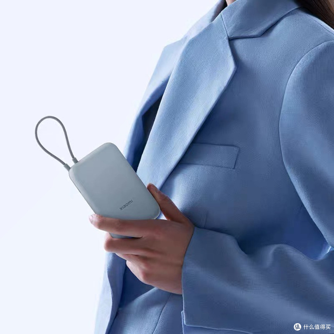 小米10000毫安充电宝自带线快充,口袋里的"能量站"。