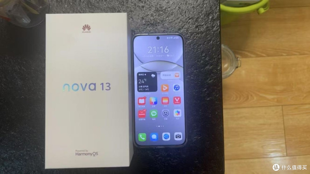 华为nova13对比nova12 Pro:一个直屏实用派,一个曲屏走精致路线