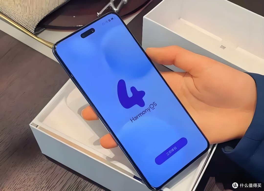 华为nova13对比nova12 Pro:一个直屏实用派,一个曲屏走精致路线