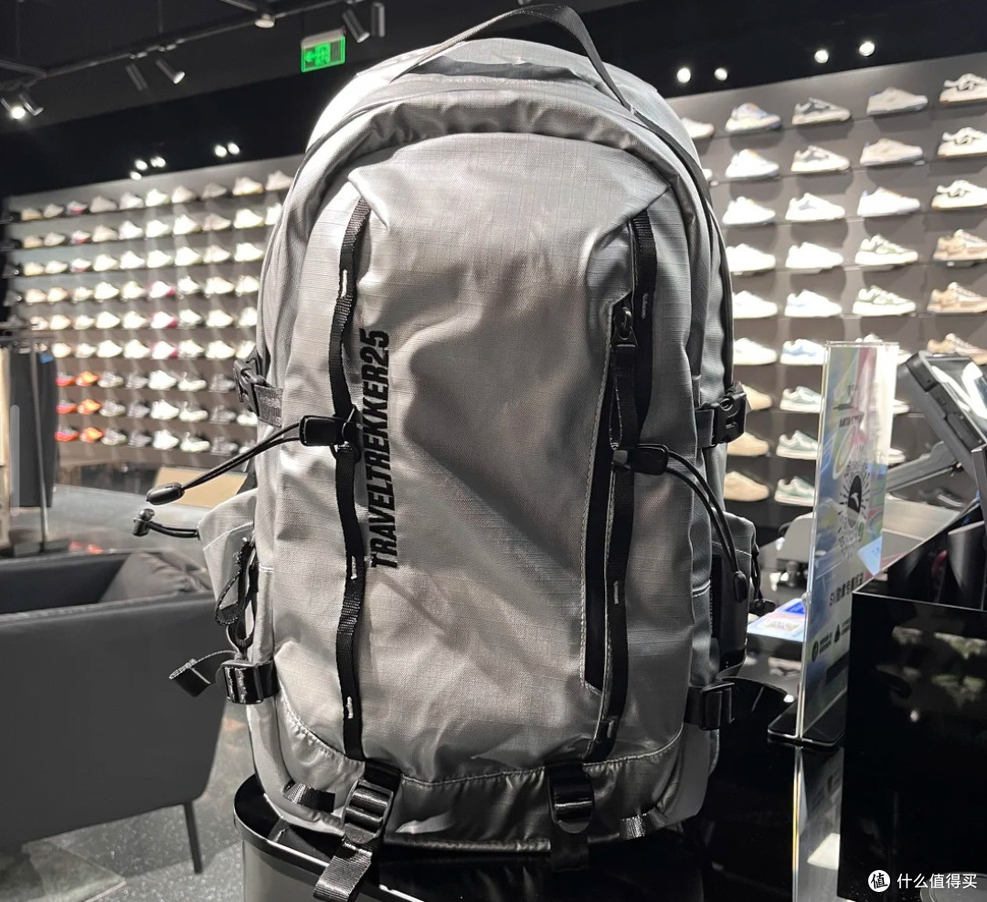 安踏超能装户外登山包:专业与质感的山野伴侣