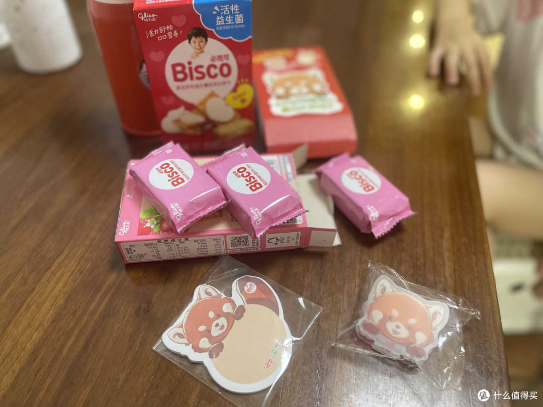 小朋友快乐小零食:必思可夹心饼干真香又安心!