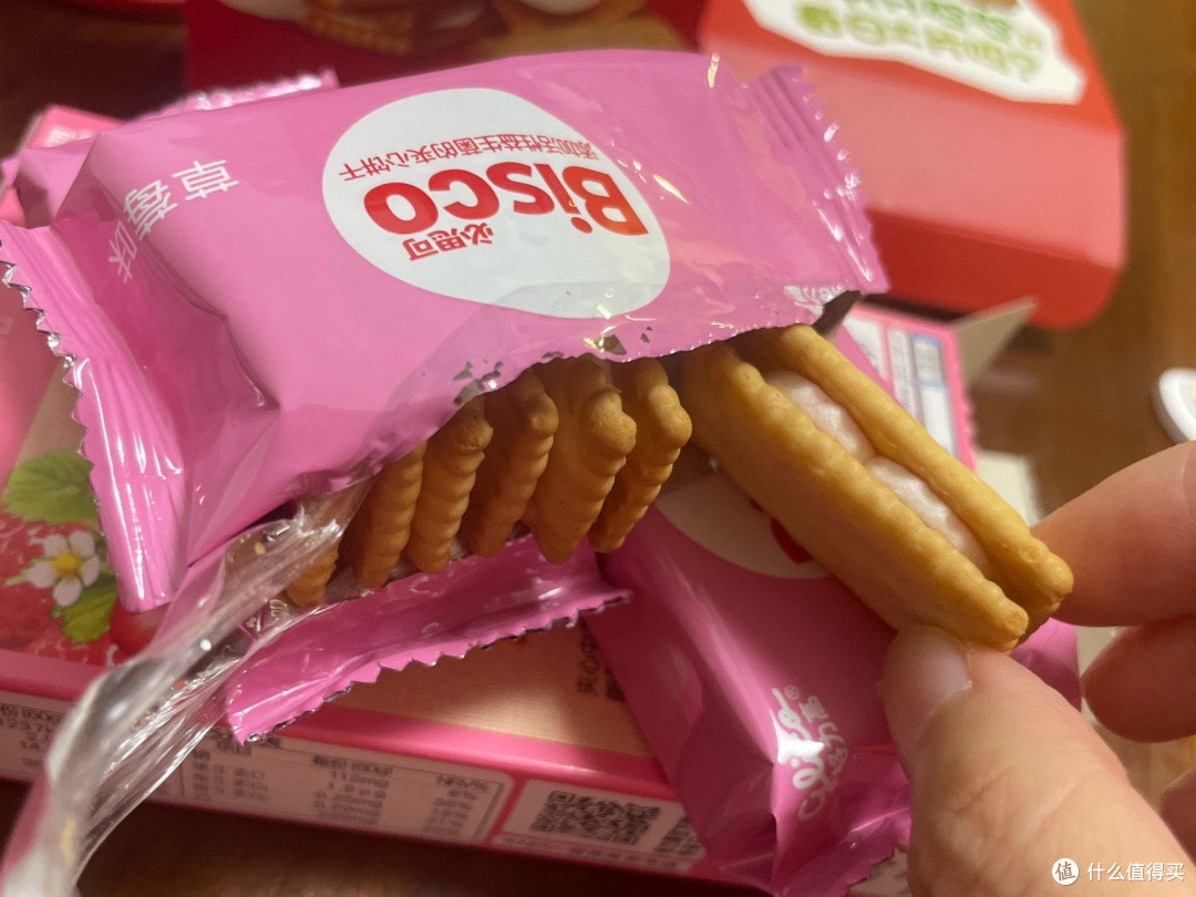 小朋友快乐小零食:必思可夹心饼干真香又安心!