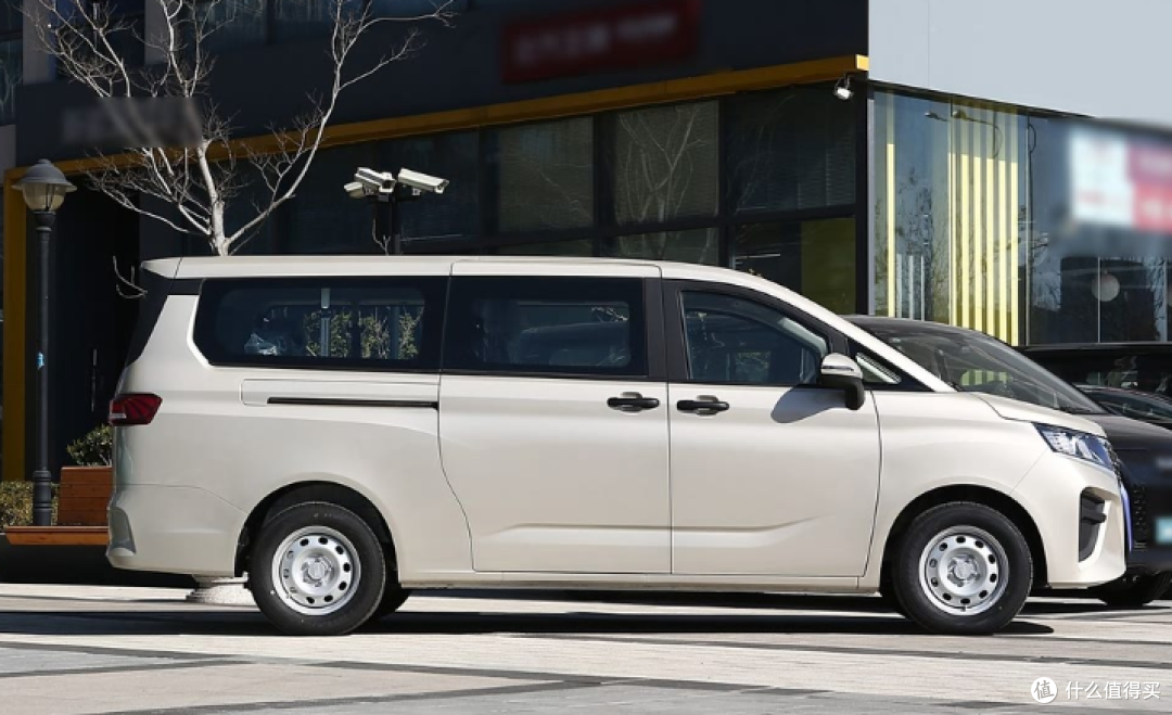 剧组拉人专用车领途M8：7.28万起售的中大型MPV，长超5米2+侧滑门