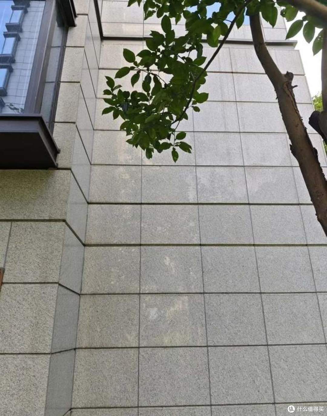 小区外立面,3-5年后,贫富差距直接“写”在墙上