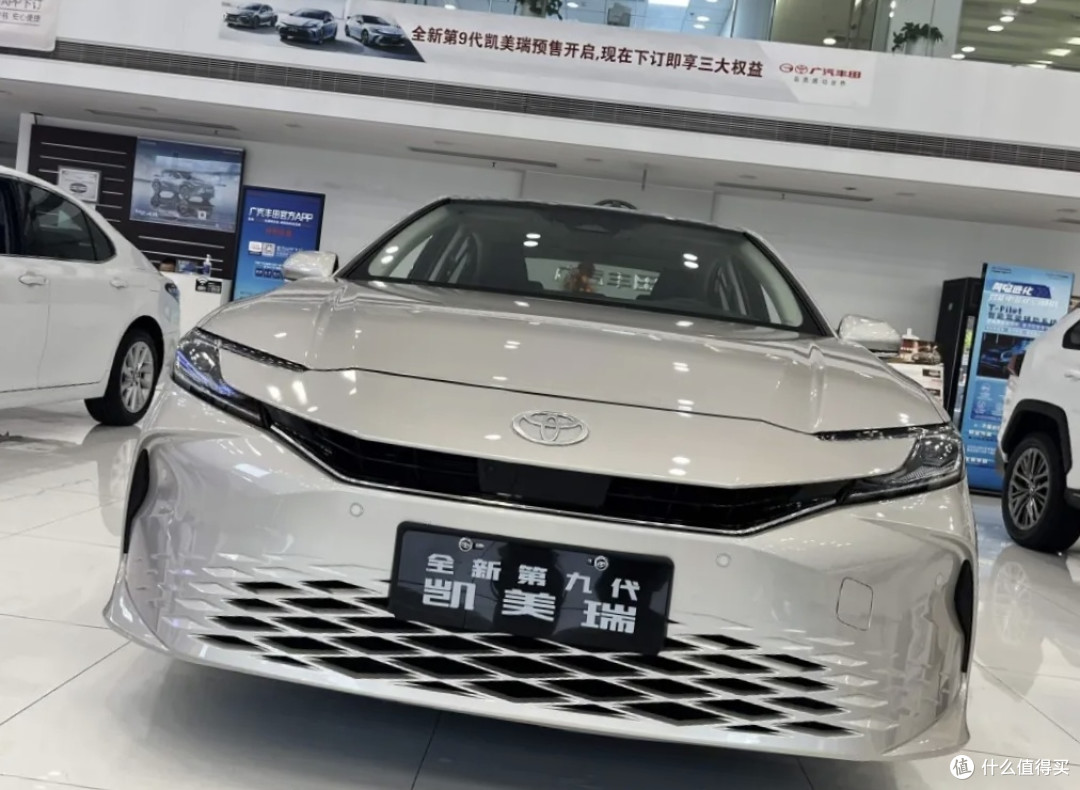丰田甩出王炸！全新凯美瑞16万杀疯市场，2.5L混动油耗卷哭