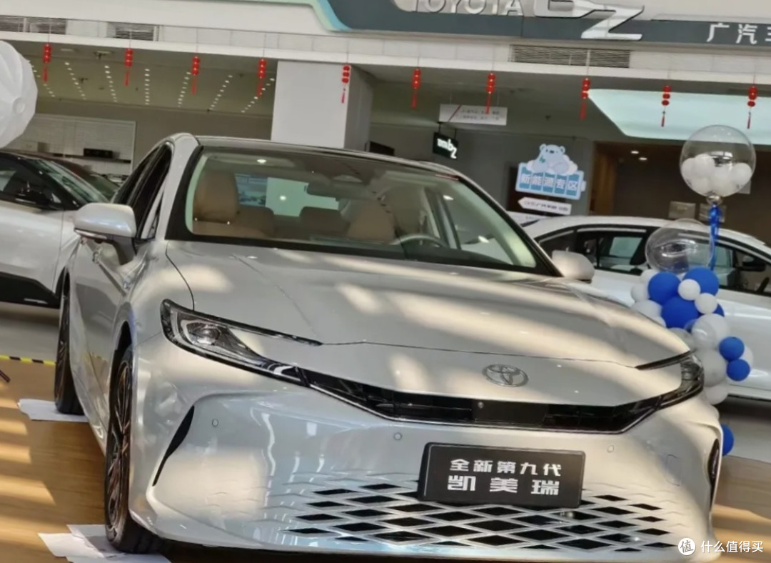 丰田甩出王炸！全新凯美瑞16万杀疯市场，2.5L混动油耗卷哭