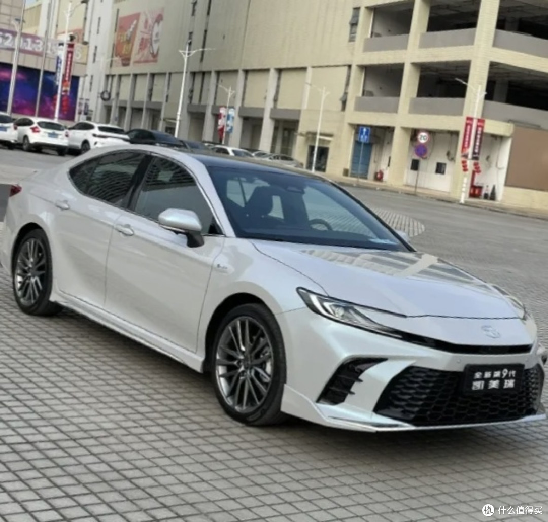 丰田甩出王炸！全新凯美瑞16万杀疯市场，2.5L混动油耗卷哭