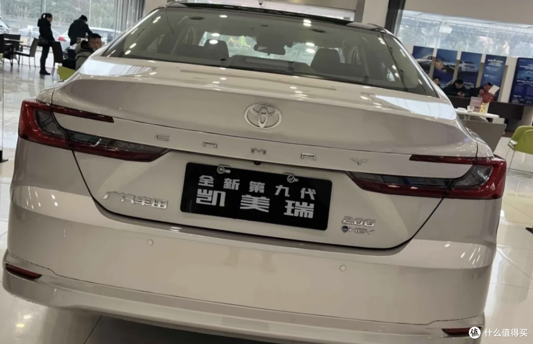 丰田甩出王炸！全新凯美瑞16万杀疯市场，2.5L混动油耗卷哭