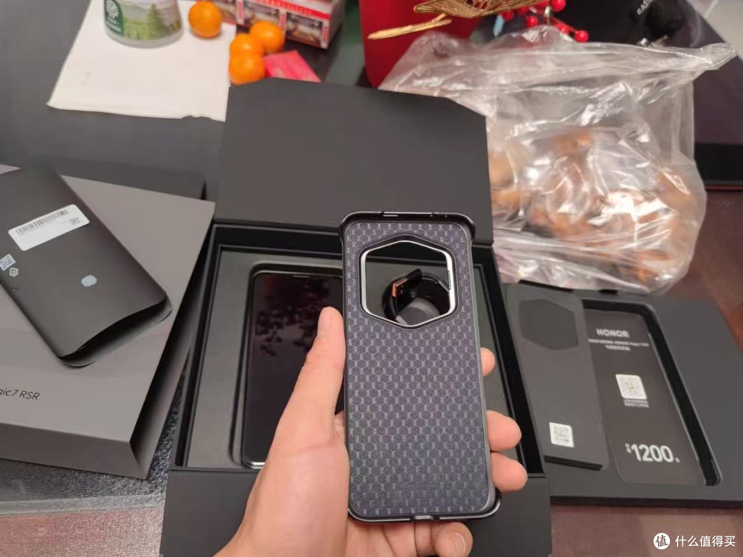 618这波数码好物里，荣耀Magic7 RSR保时捷设计款手机可太亮眼了！