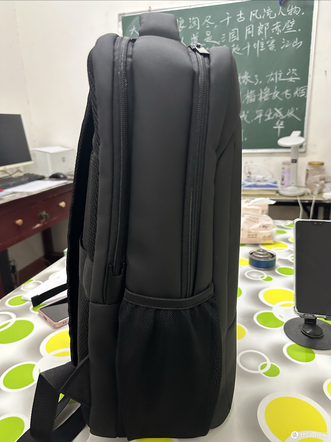 侧面只有一侧有网兜 倒是可以放水杯