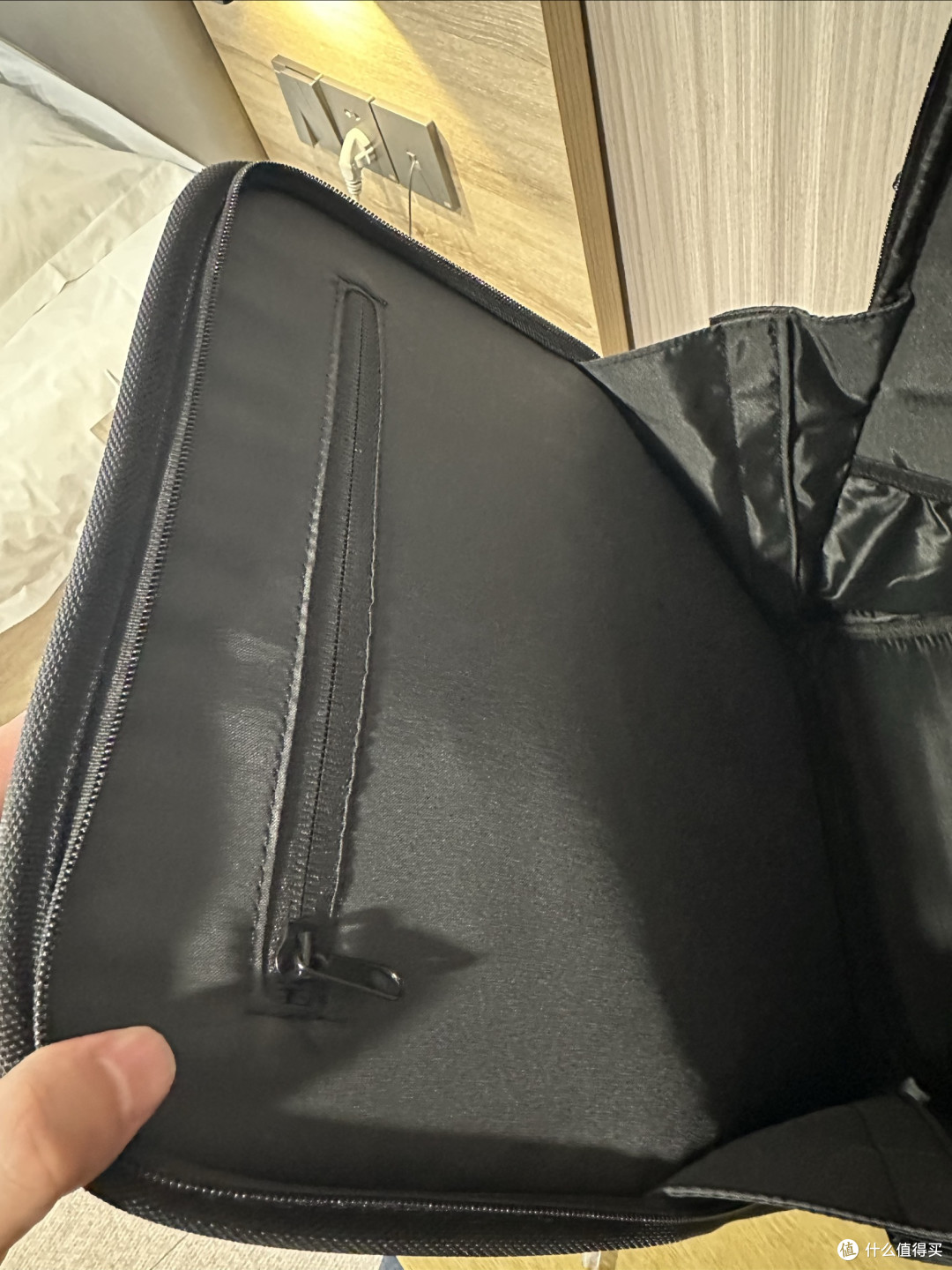 这个内袋子里面也是硬邦邦的，我拿身份证能把指甲缝顶破