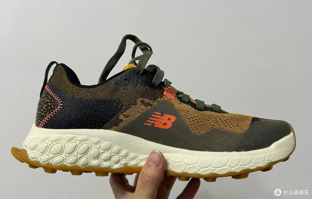 NB HIERRO V7越野鞋:科技与轻量的户外美学之作