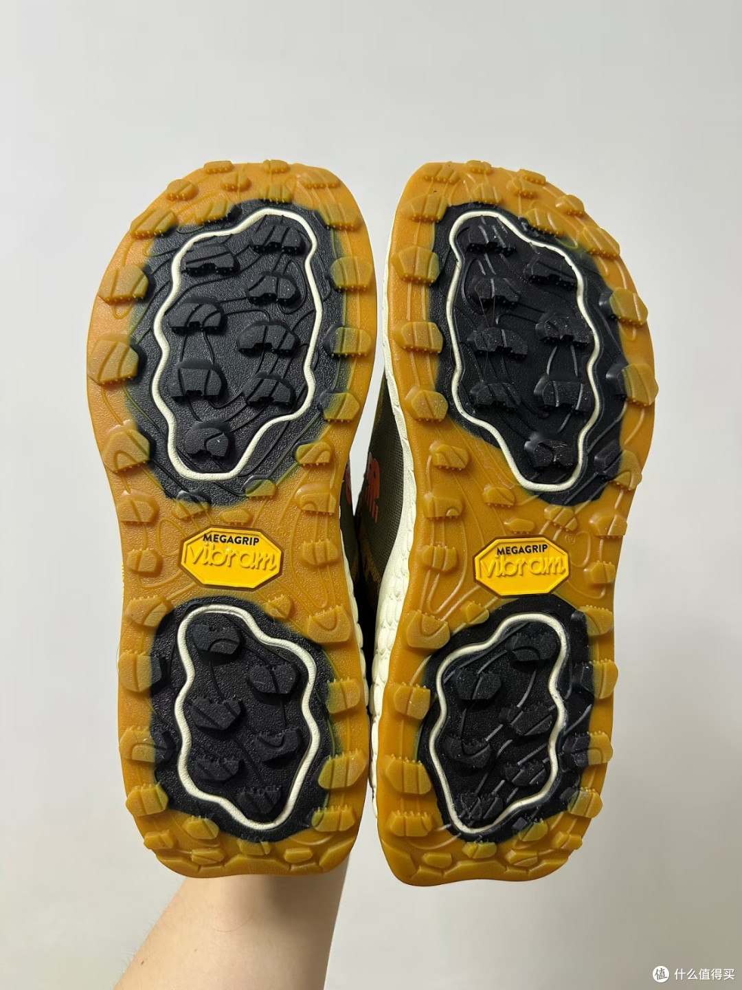 NB HIERRO V7越野鞋:科技与轻量的户外美学之作