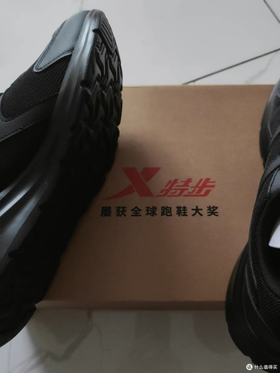 运动购物车特步跑步鞋:设计与性能兼备
