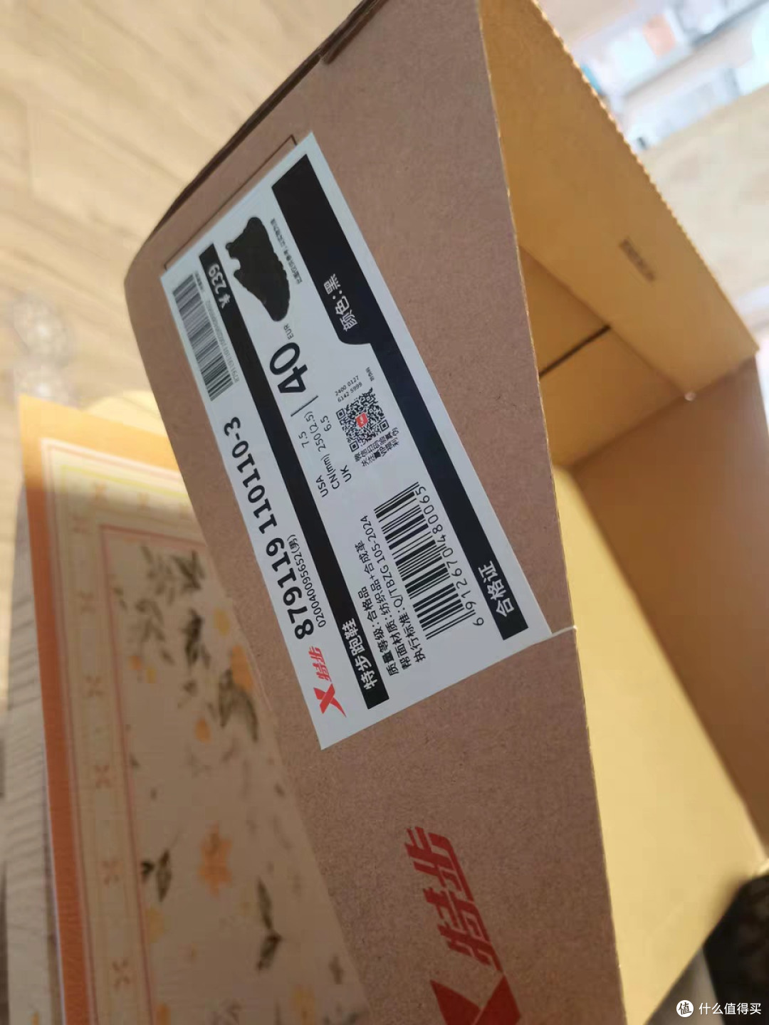 运动购物车特步跑步鞋：设计与性能兼备