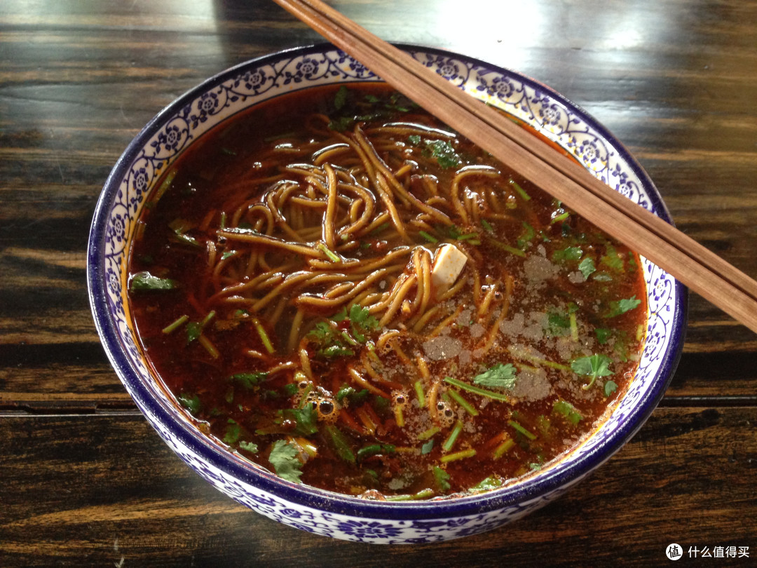 陕西白鹿原的黑饸饹:看着黑乎乎,但筋韧爽口撩咋咧!