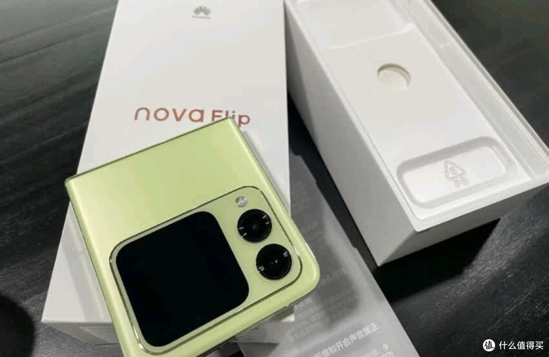 年轻人的第一台折叠屏?选华为nova Flip就对了!