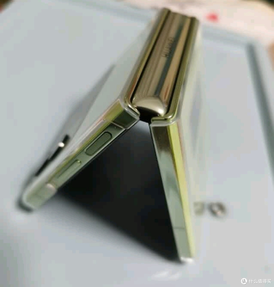年轻人的第一台折叠屏?选华为nova Flip就对了!