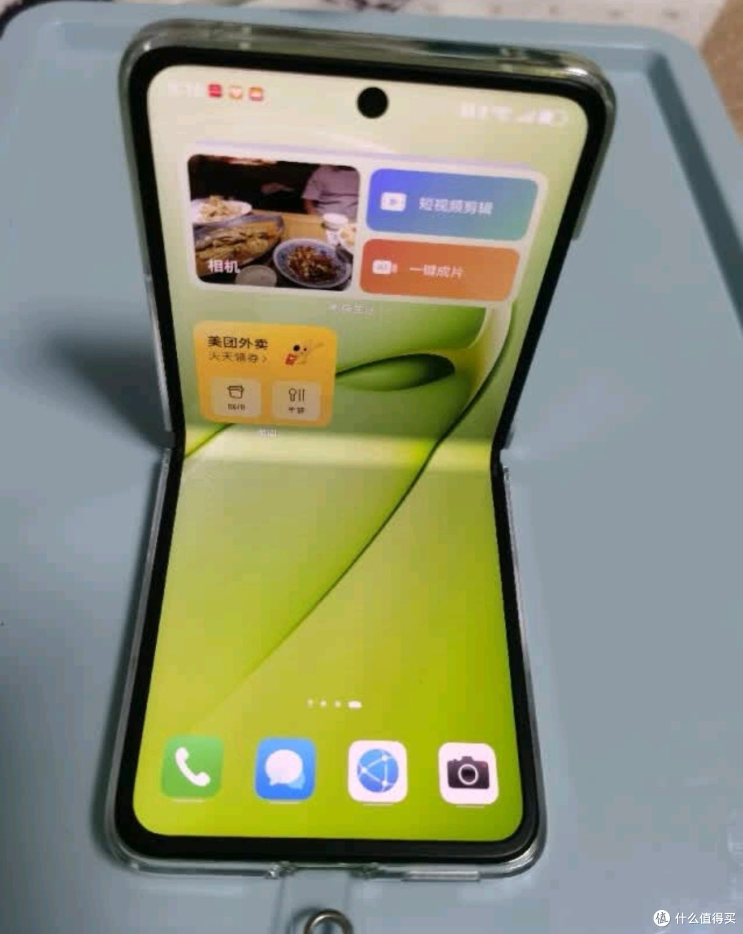 年轻人的第一台折叠屏?选华为nova Flip就对了!