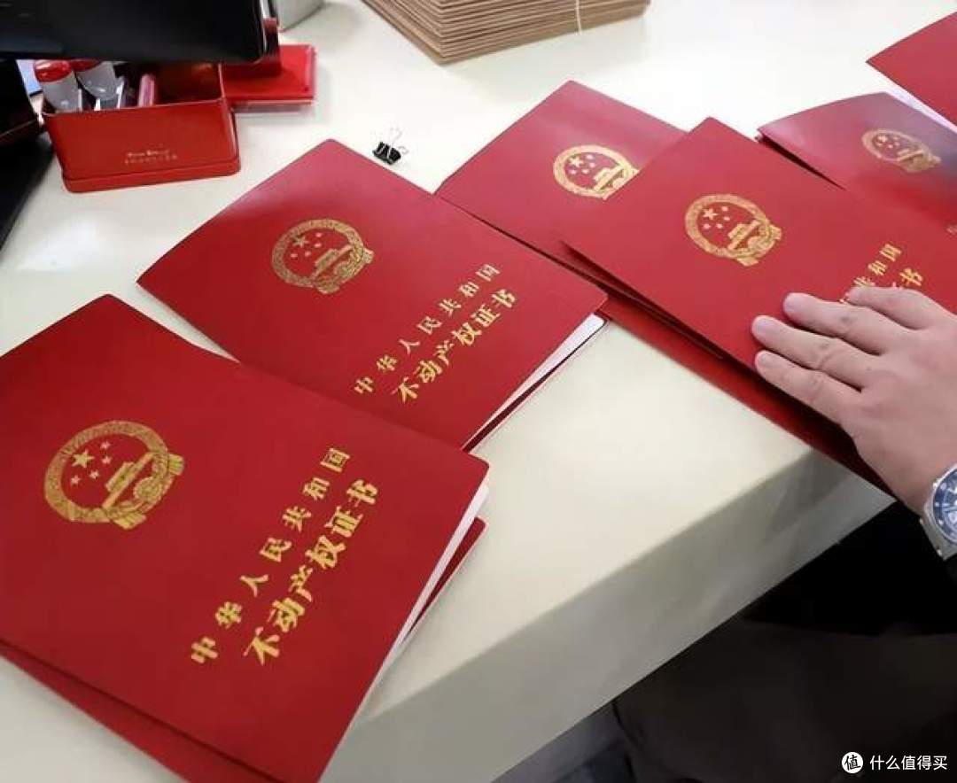 父母把房子过户给子女，“在世办理”和“过世办理”，哪个划算？