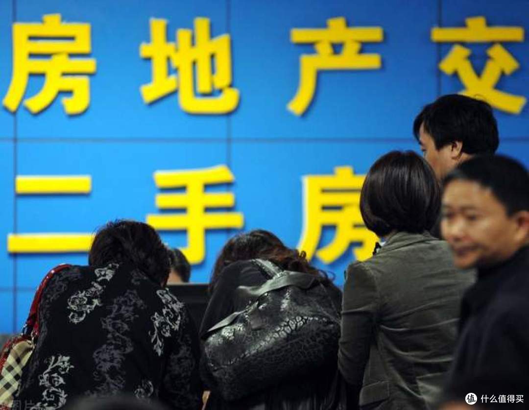 父母把房子过户给子女，“在世办理”和“过世办理”，哪个划算？