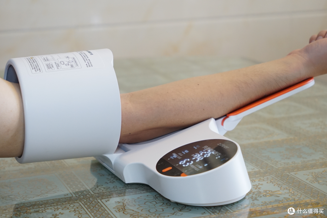 左点臂筒式血压计评测:智能加压+双人记录,全家健康一机守护