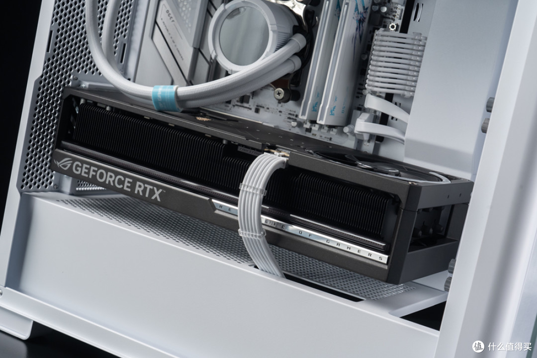 宇级美学与散热革命 —华硕 ROG ASTRAL 夜神 RTX5080 开箱分享!