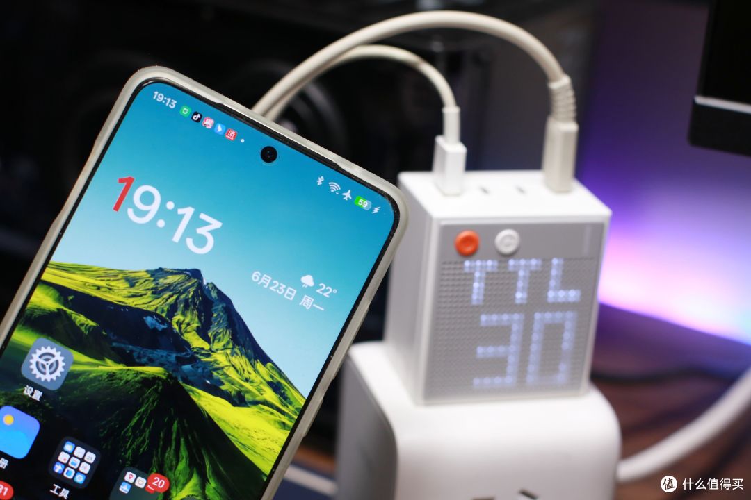 办公、出游不可少,闪极点阵屏充电器+随行Mini 2充电宝