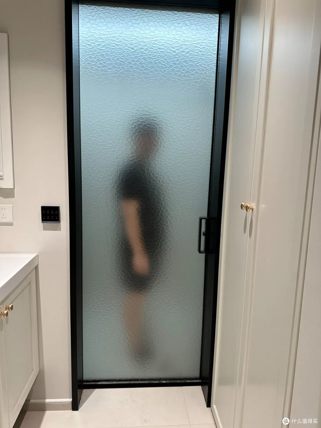 去闺蜜家上厕所惊到脸通红!这卫生间尴尬到,我都替她社死了…