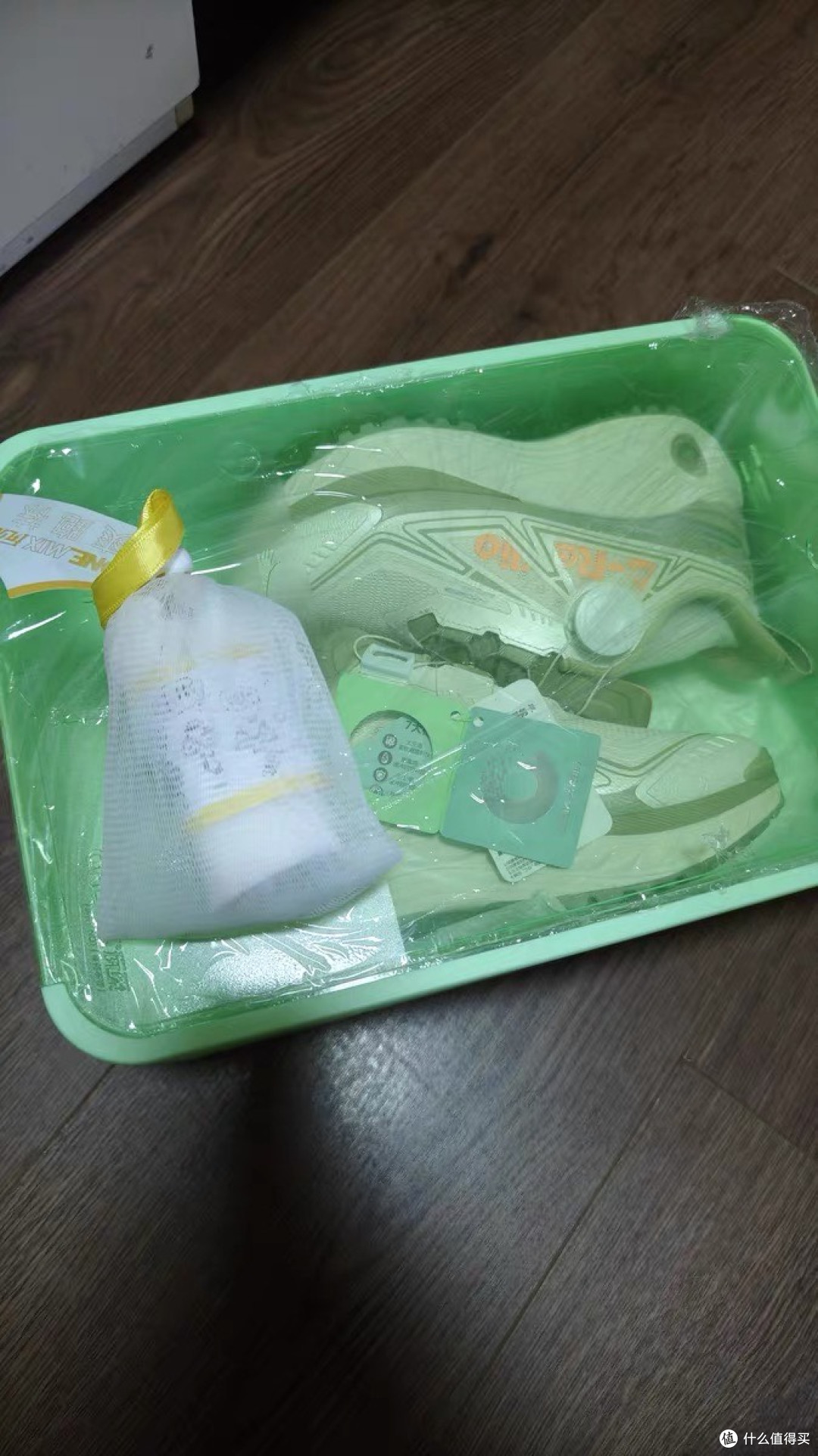 高弹减震与防滑设计的户外鞋