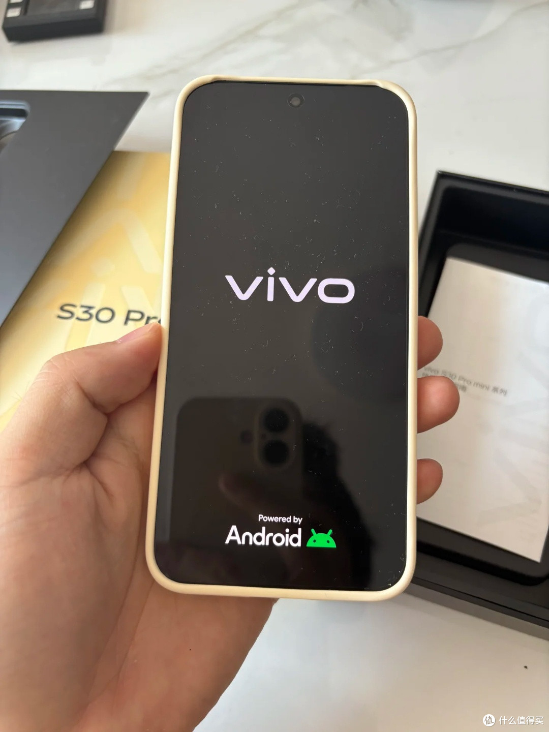 小巧机身，vivo S30 Pro mini轻松握持