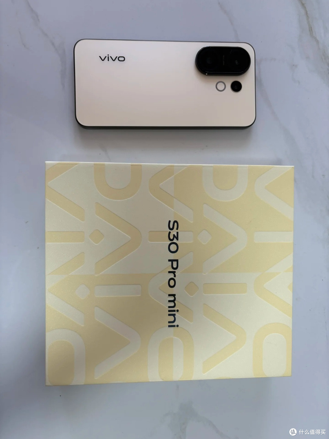 小巧机身，vivo S30 Pro mini轻松握持