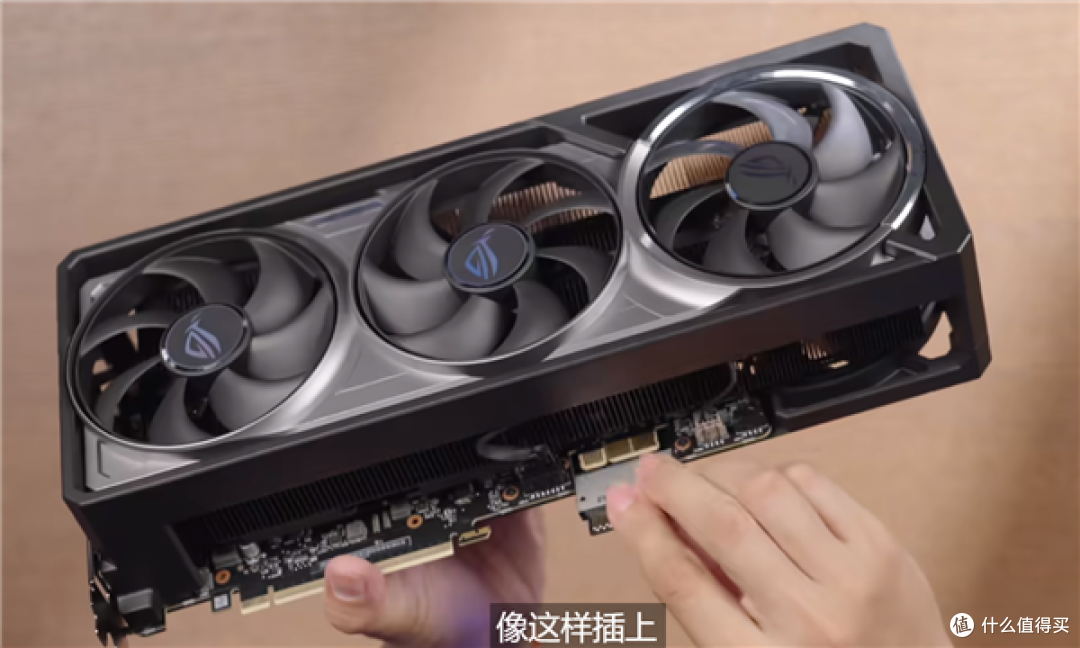 华硕首发背插2.5 RTX 5090：上下两个供电接口、极限供电2100W
