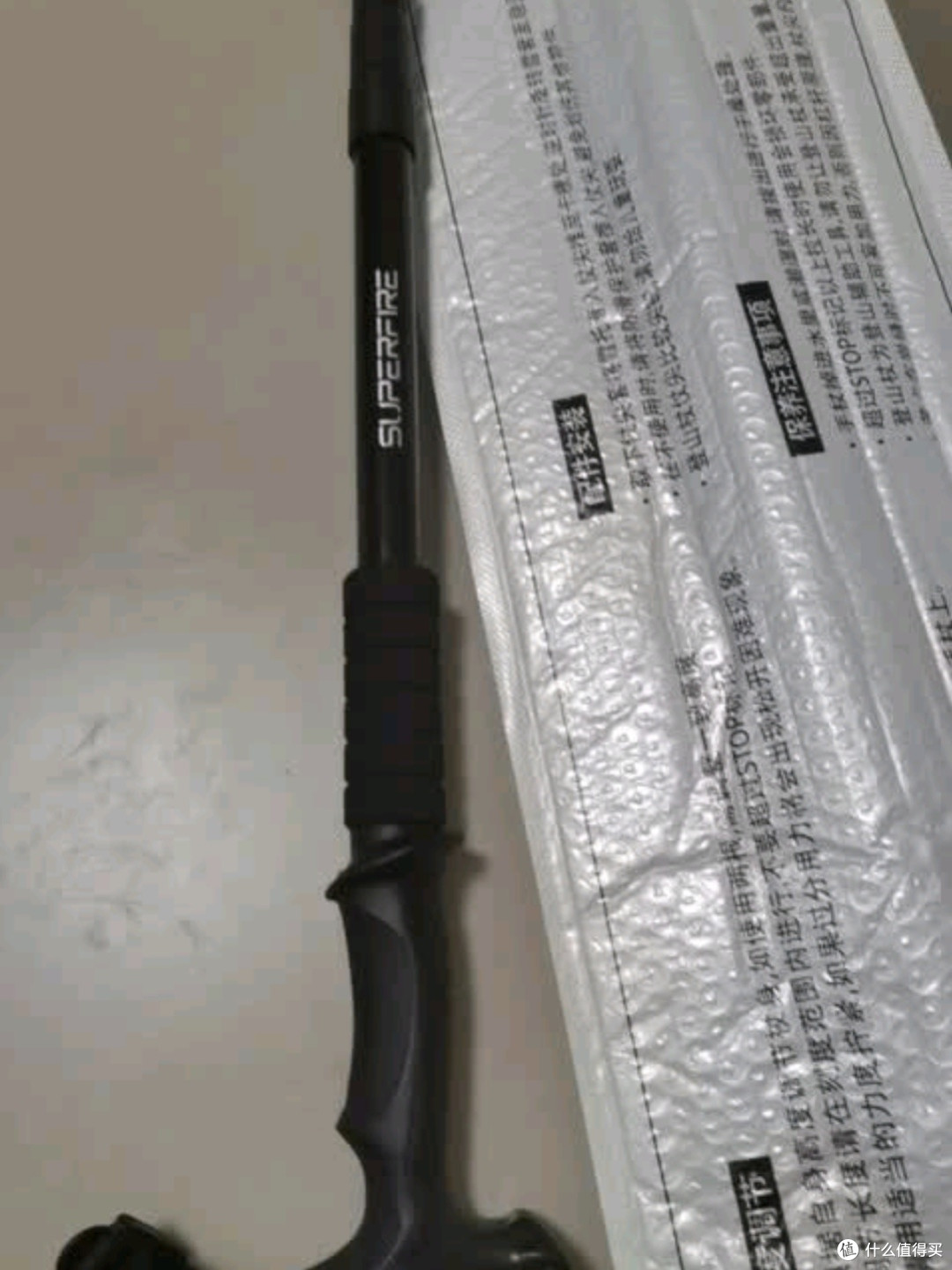 神火(SupFire)户外防身登山杖测评:铝合金材质,轻便防滑