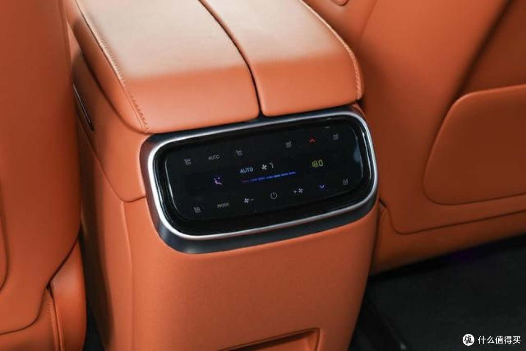 问界新M7：5.2秒破百，华为辅助驾驶！这台30万级SUV凭啥卖爆？