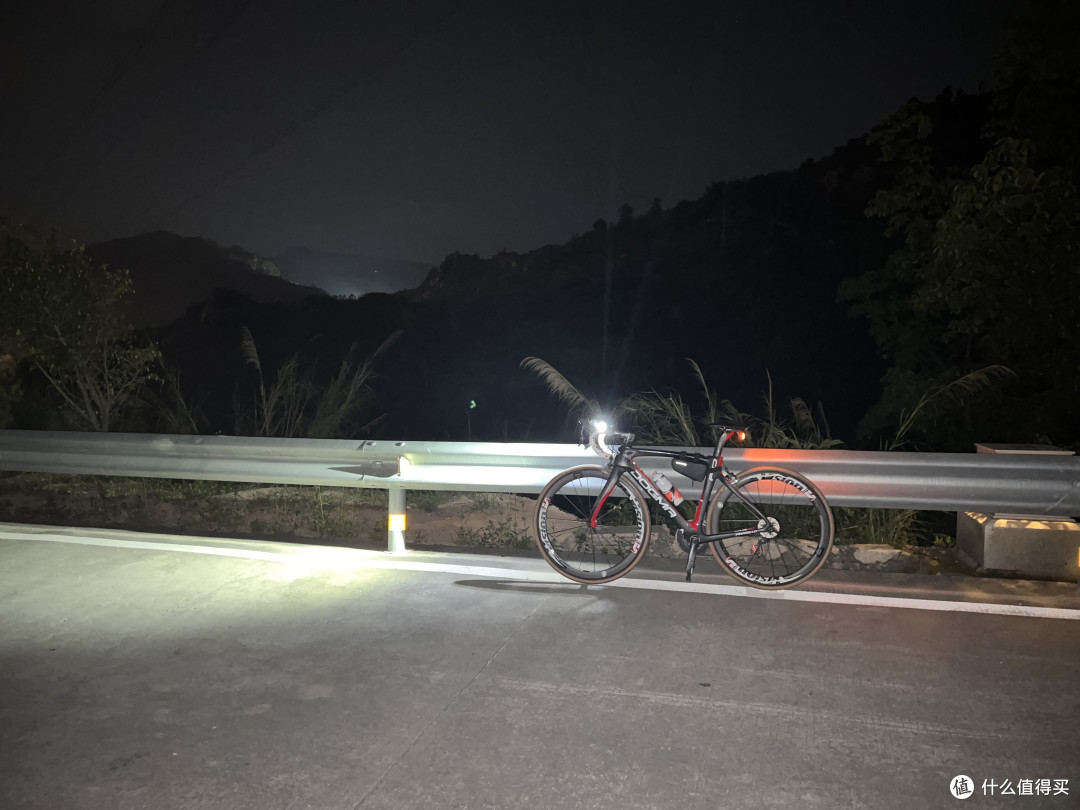 无路灯山路骑行