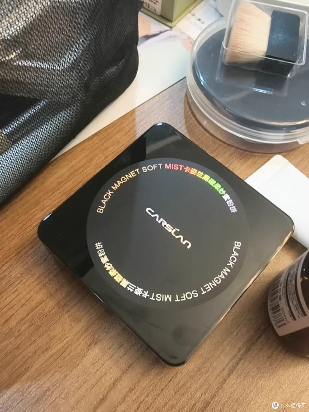 卡姿兰粉底液:轻盈遮瑕持久