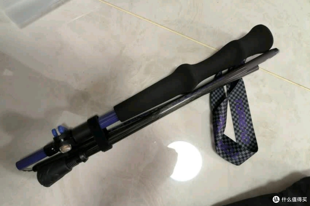 探路者登山杖:户外徒步的轻便"利器"