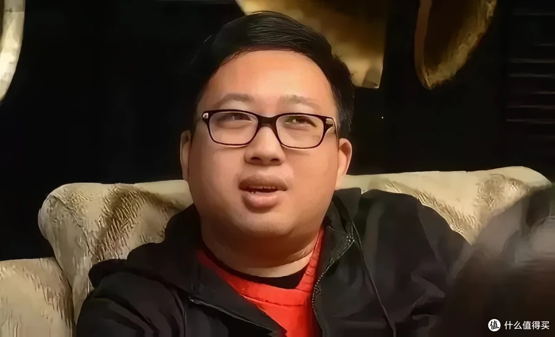 近期，于正晒出镶钻可乐 Labubu 并随后发表长文回应
