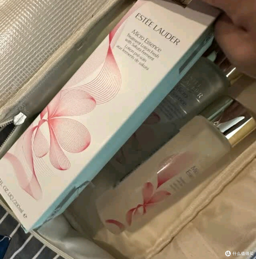雅诗兰黛樱花水礼盒：送给女友的浪漫护肤惊喜