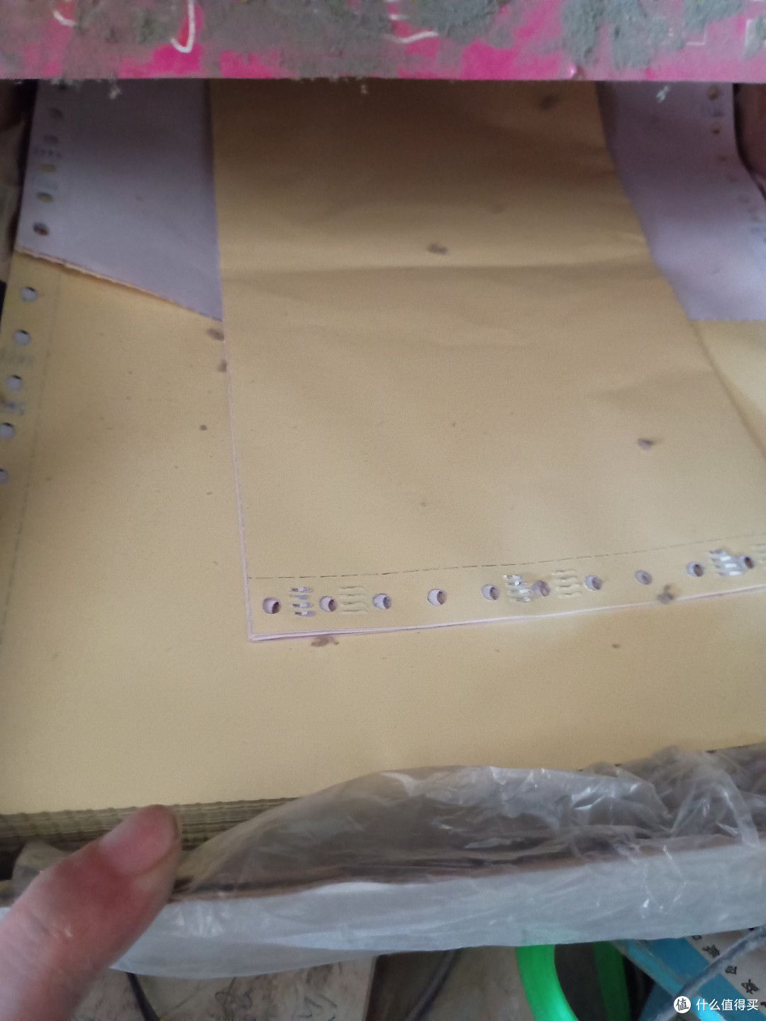 这是打其他东西用的三联纸，很少打发货单和出库单，这些纸头最大的用处是打点非正式的一式两份的像助动车买卖协议、仓库租赁合同之类的。