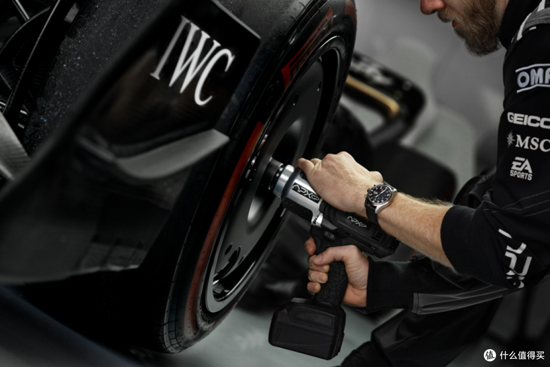 《F1:狂飙飞车》热映,IWC万国表联名APXGP车队推限量时计