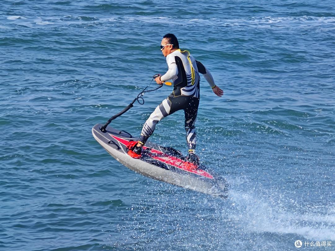 玩水新顶流!电动冲浪板让我爽到尖叫